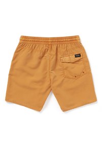 Shorts de hombre naranja con cinturilla elástica, un bolsillo trasero con un parche de logo y una textura de tela suave y ligera.