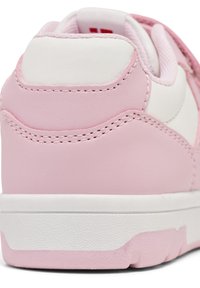 Jasnoróżowe sneakersy z białymi akcentami, gładki materiał syntetyczny, wyściełana cholewka oraz teksturowana guma na podeszwie z lekko podniesionym wzorem.