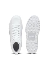 Scarpe da ginnastica bianche con una tomaia sintetica liscia, chiusura con lacci, linguetta e collare imbottiti, e suola in gomma testurizzata.