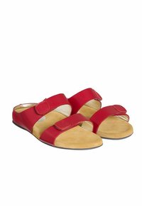 Sandales en cuir rouge avec deux sangles ajustables, semelle en daim jaune et semelle noire plate. Présente des fermetures à pression sur les sangles.