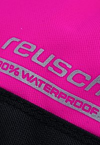 Rosa wasserdichtes Gewebe mit strukturierten Oberflächen; verfügt über silbernes "reusch"-Branding und den Text "100% WASSERDICHT" auf einem schwarzen Abschnitt darunter.