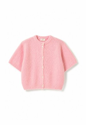 Blød lyserød strikket cardigan med korte ærmer, rund hals og seks hvide knapper foran, lavet af fluffy tekstureret stof.