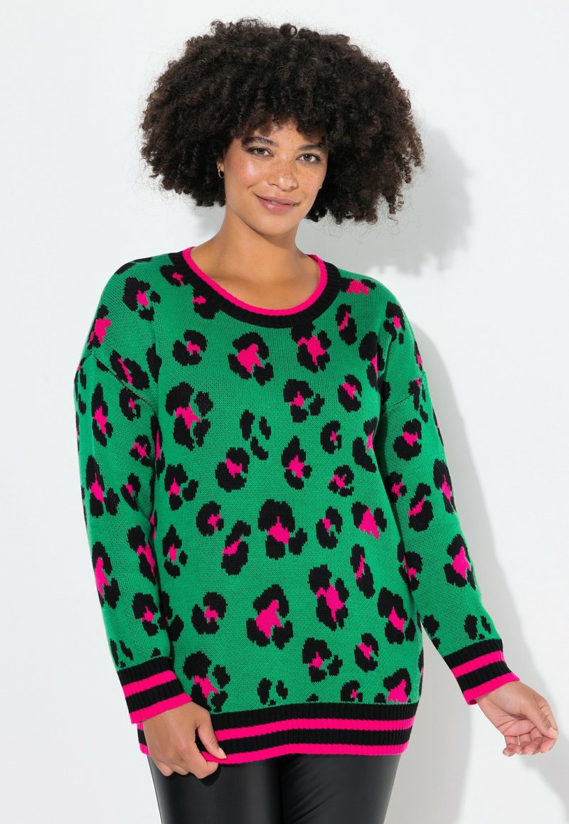 Grüner Strickpullover mit einem Leopardenmuster in Schwarz und Pink, mit rundem Halsausschnitt, langen Ärmeln sowie gestreiften Bündchen und Saum.