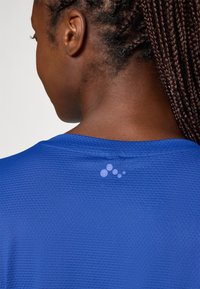 ONLY Play ONPJINTO ON TRAIN TEE - T-shirt basic - mazarine blue