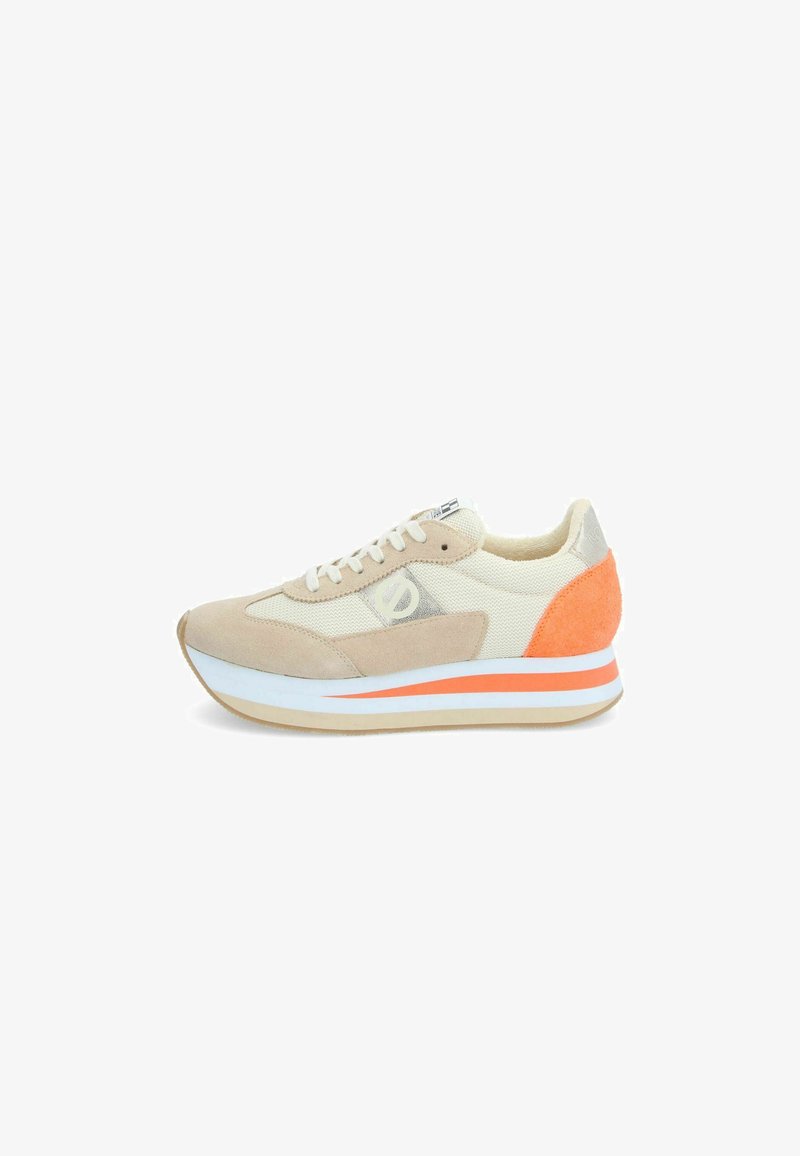 Baskets beige et crème avec une tige en maille texturée, des superpositions en daim et un accent orange au niveau du talon. Semelle épaisse blanche avec une bande rouge.