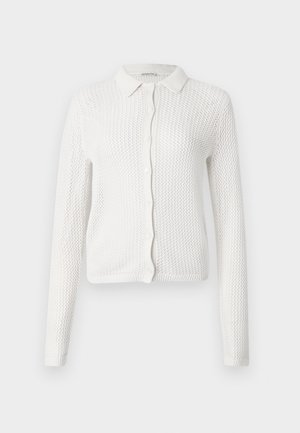 Cardigan bianco lavorato a maglia con colletto, chiusura a bottoni e maniche lunghe, caratterizzato da un design a rete aperta e testurizzata.