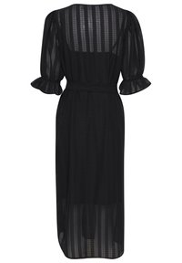 Černé průhledné šaty s nabíranými krátkými rukávy, volánovými manžetami a páskem v pase. Vertikální pruhovaná textura a délka ke kolenům.
