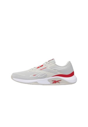 Zapatilla deportiva gris claro con detalles en rojo, parte superior de malla, suela blanca y logo de Reebok en el lateral y el talón.