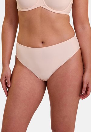 Culottes taille haute rose clair en tissu lisse, avec un design sans coutures et des bords minimalistes pour le confort et le soutien.