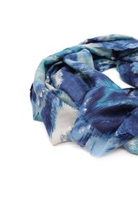 Sciarpa multicolore con tonalità di blu e teal, caratterizzata da un motivo astratto e texture. Tessuto leggero con bordi sfrangiati.