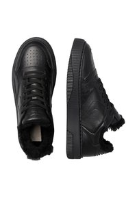 Sneakers alte in pelle nera con dettagli perforati, fodera testurizzata e suole in gomma. Presentano una rifinitura in pelliccia attorno alla caviglia.