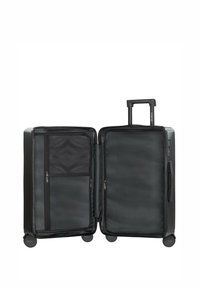 Czarna walizka na kółkach z wysuwanym uchwytem, zamykanymi na zamek przegrodami, siateczkową kieszenią oraz gładkim, fakturowanym wnętrzem.