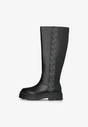 Stivali neri al ginocchio realizzati in pelle liscia con suola in gomma. Presentano un motivo logo in rilievo verticale lungo il lato.