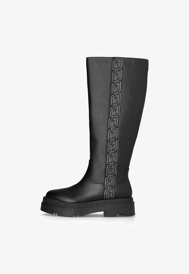 Stivali neri al ginocchio realizzati in pelle liscia con suola in gomma. Presentano un motivo logo in rilievo verticale lungo il lato.