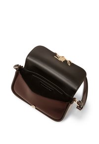 Ledertasche mit schwarzem Oberteil und burgunderrotem unteren Teil. Verfügt über einen goldenen Hardware-Verschluss und eine Innentasche. Glatte Textur und strukturiertes Design.