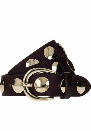 Cintura in pelle scura con grandi borchie circolari dorate lucide e fibbia rotonda dorata abbinata, arrotolata su uno sfondo bianco.