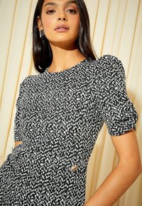 Friends Like These SHORT PUFF SLEEVE ROUND NECK REGULAR FIT - Rochie de zi - black white