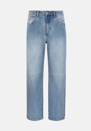 Jean droit bleu clair avec bouton frontal, fermeture éclair, passants de ceinture et poches avant sur fond blanc.