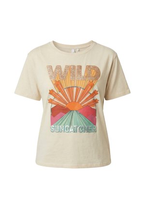 T-shirt beige à manches courtes avec un motif graphique d'un soleil levant, des étoiles, des montagnes, et les mots « WILD » et « SUNCATCHER » en lettres majuscules.