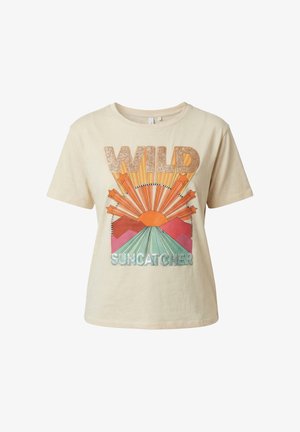 T-shirt beige à manches courtes avec un motif graphique d'un soleil levant, des étoiles, des montagnes, et les mots « WILD » et « SUNCATCHER » en lettres majuscules.