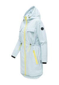 Lyseblå hættejakke med gul lynlås og lomme detaljer, justerbare taljesnore og sort logopatch på ærmet.