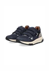 Marineblauwe sneakers met drie klittenbandsluitingen, gemaakt van mesh en suede materialen, met textuuraccenten en een witte tussenzool met een rubberen buitenzool.