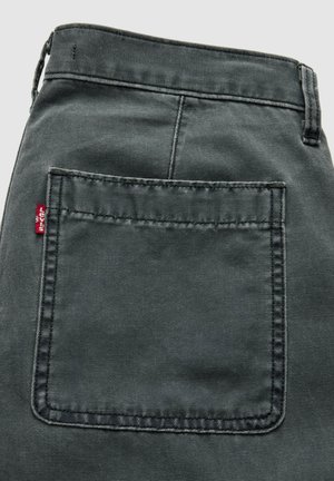 Pantalon en tissu gris foncé avec une poche arrière ornée d'une petite étiquette rouge de la marque Levi's sur le côté gauche.