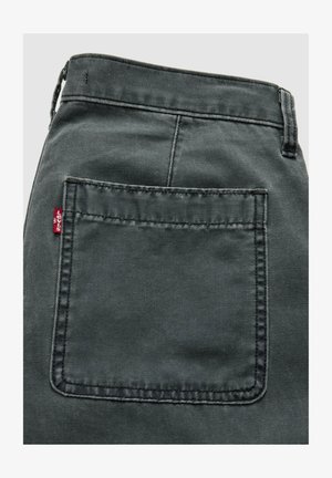 Donkergrijze stoffen broek met een achterzak met aan de linkerkant een klein rood Levi's merkteken.
