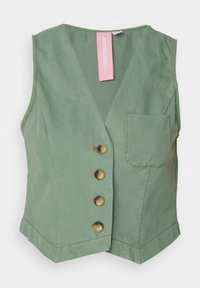 Grønn bomullsvest med V-hals, fem brune knapper foran og en lomme på venstre side. Synlig sømdetalj.