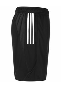 Schwarze Sportshorts aus leichtem Material, mit weißen Streifenakzenten und einem Netzpaneel an der Seite für Atmungsaktivität.