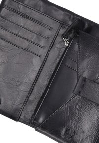 Zwarte leren portemonnee met een gestructureerde afwerking, voorzien van kaartsleuven, een ritscompartiment en gestikte details.