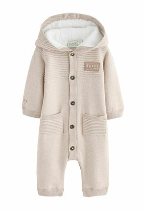 Béžový pletený detský overal s kapucňou, podšitý bielym flisom, predné gombíky, dve predné vrecká a nášivka "Baker by Ted Baker" na hrudi.