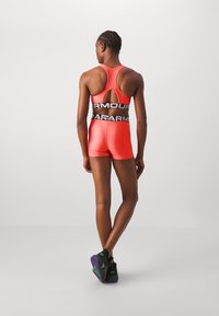 Under Armour MID BRANDED - Vidutiniškai krūtinę prilaikanti sportinė liemenėlė - red solstice/white