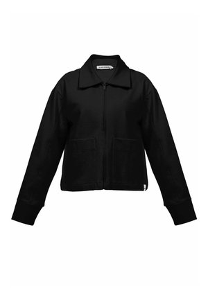 Zwarte zip-up jas met een kraag, twee voorkruiden en lange mouwen. Gemaakt van een gladde, licht glanzende stof met een relaxte pasvorm.