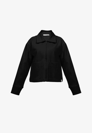 Czarna kurtka na zamek z kołnierzem, dwoma przednimi kieszeniami i długimi rękawami. Wykonana z gładkiego, lekko błyszczącego materiału z luźnym krojem.