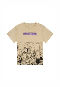 Camiseta de algodón beige con un diseño gráfico negro de dos personajes, con "THE MANDALORIAN" impreso en púrpura sobre la ilustración.