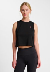 Zwart cropped tanktop van katoen, met een ronde hals en een klein rood logoaccent op de borst. Gladde textuur, zonder mouwen.