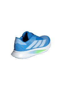 Blauer Sportschuh mit Mesh-Obermaterial, drei weißen Streifen, gepolsterter Sohle und grünem Akzent an der Außenseite. Hat eine strukturierte Oberfläche.