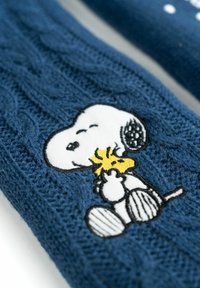 Accessorio lavorato a maglia blu navy caratterizzato da un motivo a trecce e da un personaggio di Snoopy ricamato mentre tiene una stella gialla.