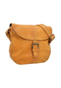 Hnedá kožená crossbody taška s nastaviteľným popruhom, klopou a kovovým detailom s prackou. Má zaoblený tvar a hladký povrch.
