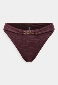 Bordeauxrode bikinibroekje met horizontale geribbelde textuur en een gedraaide tailleband, met een goudkleurig metalen detail met de inscriptie "KARL".