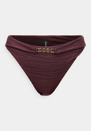 Burgunderröda bikinitrosor med horisontell ribbad textur och vriden midjeresår, med en guldfärgad metalldetalj med inskriptionen "KARL".