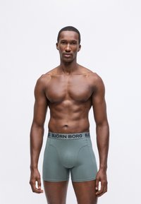 Zelene pamučne bokserice s crnim pojasom na kojem je natpis "BJÖRN BORG". Dizajn je prilagođen tijelu s glatkom, mekanom teksturom.