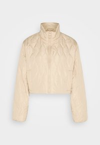 Krótka beżowa kurtka puchowa z wysokim kołnierzem, ozdobiona wzorem w diamentową kratkę, z pełnym przednim suwakiem i długimi rękawami.