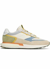 Zapatilla en gamuza beige, azul y verde, con paneles de malla, suela blanca, acentos amarillos y un detallado texturizado en los laterales.