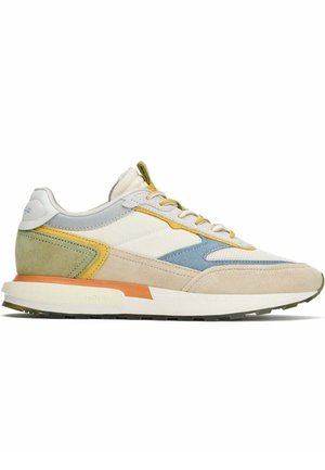 Zapatilla en gamuza beige, azul y verde, con paneles de malla, suela blanca, acentos amarillos y un detallado texturizado en los laterales.