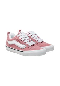 Sneaker in suede rosa con striscia laterale bianca, dettagli neri, punta rotonda e lacci bianchi. Suola piatta in gomma per maggiore stabilità.