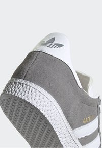 adidas Originals GAZELLE - Baskets basses - grey