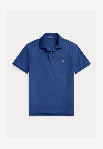 Blå kortermet polo med krage, to-knapps knappeklaff og liten brodert hestelogo på venstre bryst.