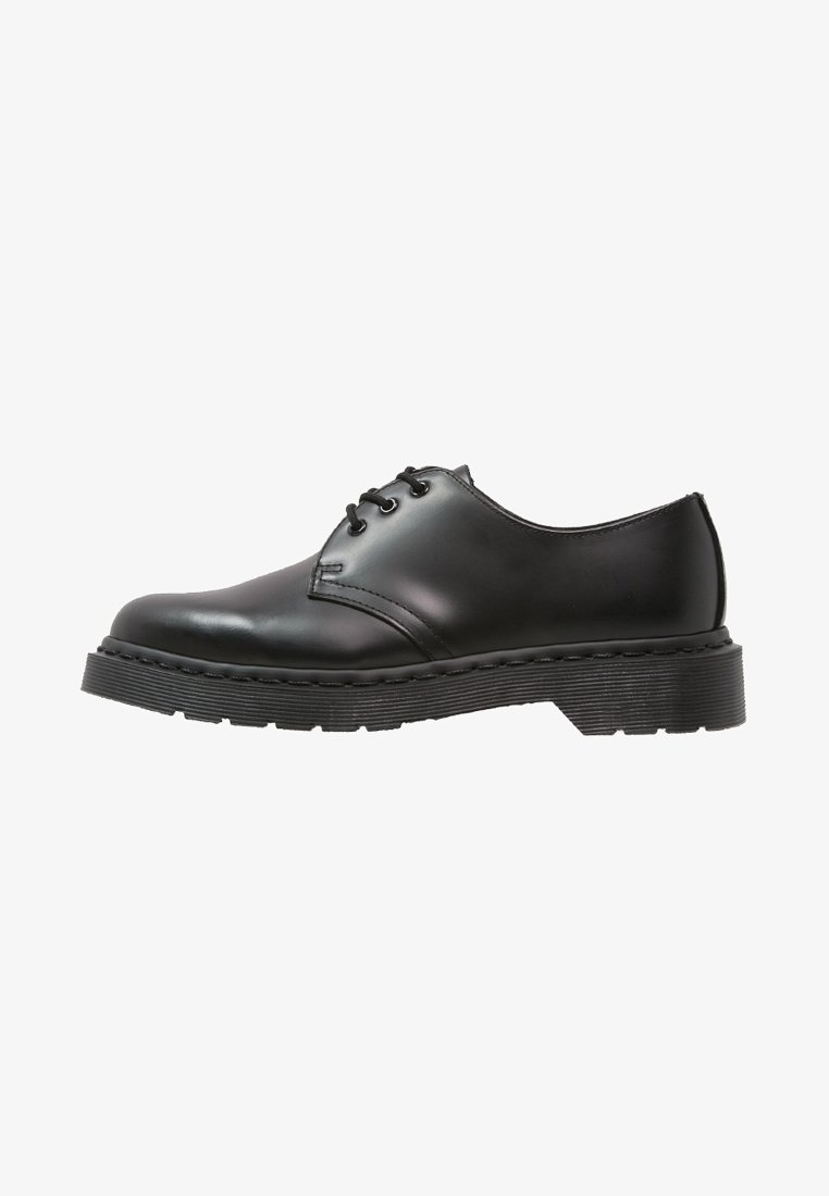 Scarpa oxford in pelle nera con punta arrotondata, design con lacci e suola texture. Presenta una finitura liscia e dettagli di cucitura sottili.